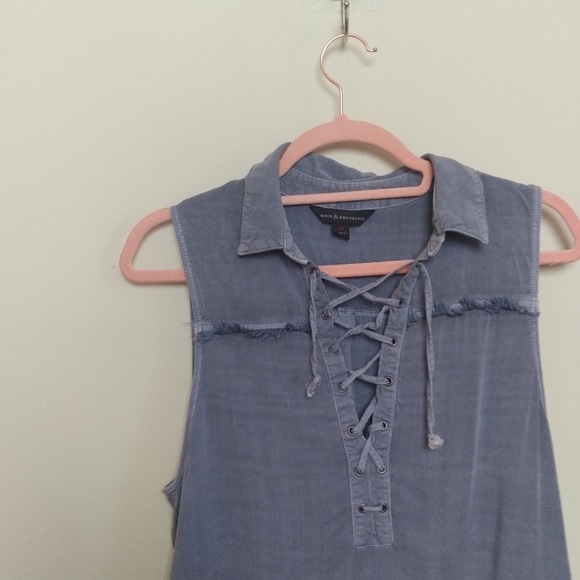 Rock & Republic Blue Chambray Denim Grommet Lace Up Tank Top Size Medium - Picture 5 of 9